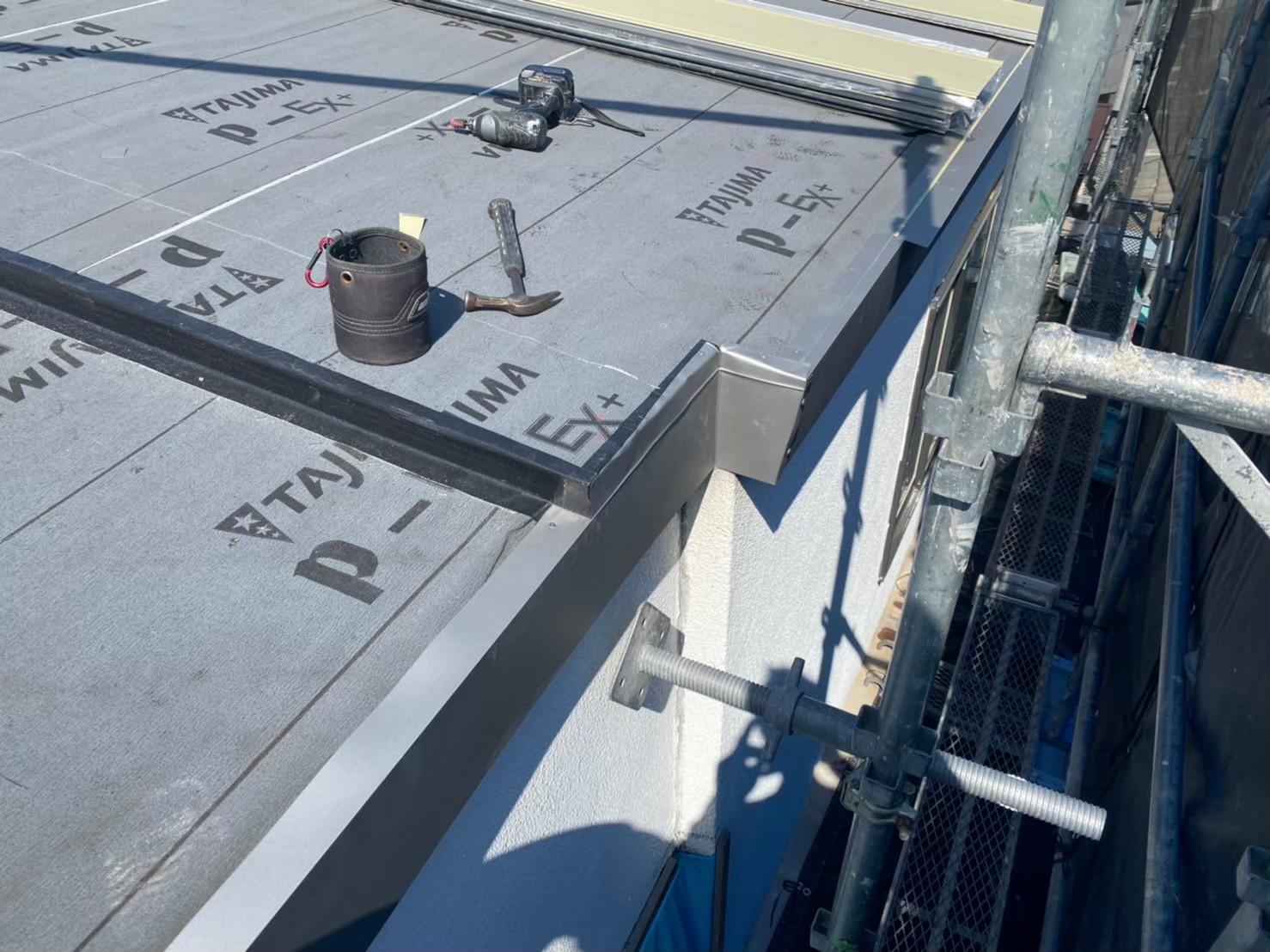 勾配の緩い屋根立平葺き